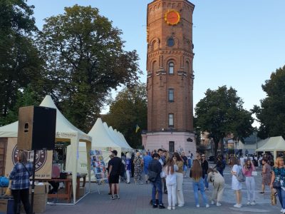Багаточисельні відвідувачі Х ювілейного книжкового фестивалю «VinBookFest» на Європейській площі міста. 9-10 вересня 2023 року, місто Вінниця. 