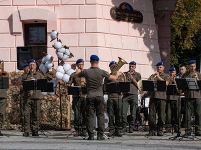 Грандіозне відкриття Х ювілейного книжкового фестивалю «VinBookFest» оркестром військової частини 3008 Національної гвардії України. 9 вересня 2023 року, місто Вінниця.