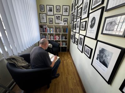 Василь Махно підписує книги в Літературному центрі ім. Аґнона в Бучачі, Україна.