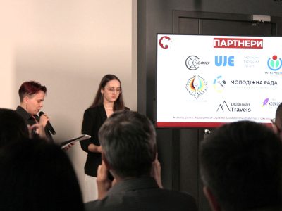 Ведучі урочистої церемонії нагородження фотоконкурсу «Вікі любить пам'ятки» дякують за підтримку партнерам, Київ, 31 травня 2025 року.